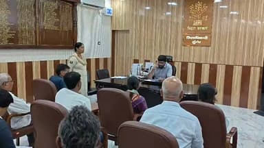 जन सुनवाई में पहुंचे दर्जनों फरियादी, भूमि विवाद और अतिक्रमण के मामलों पर डीएम सख्त, अधिकारियों को दिए त्वरित कार्रवाई के निर्देश
आम नागरिकों की समस्याओं के त्वरित समाधान के उद्देश्य से प्रत्येक सोमवार आयोजित होने वाले जन सुनवाई कार्यक्रम के तहत सोमवार को समाहरणालय परिसर में जिलाधिकारी निखिल धनराज निप्पाणीकर ने जिले के विभिन्न प्रखंडों एवं पंचायतों से पहुंचे लोगों की शिकायतें सुनीं। जन सुनवाई में बड़ी संख्या में लोगों ने अपनी समस्याएं और शिकायतें जिलाधिकारी के समक्ष रखीं।
प्राप्त आवेदनों में अधिकांश मामले भूमि विवाद, भूमि अतिक्रमण, दाखिल-खारिज, परिमार्जन सहित अन्य राजस्व संबंधी मामलों से जुड़े थे। जिलाधिकारी ने प्रत्येक आवेदन की गंभीरता से सुनवाई करते हुए संबंधित विभागों के अधिकारियों को नियमानुसार त्वरित कार्रवाई करने और मामलों का शीघ्र निष्पादन सुनिश्चित करने का निर्देश दिया।
जन सुनवाई के दौरान बेटवन बाजार अरगरा रोड निवासी पूजा रानी ने स्टाम्प विक्रेता बसंत कुमार अग्रवाल पर गलत एवं फर्जी तरीके से बैक डेट में स्टाम्प बिक्री करने तथा रजिस्टर में कथित हेराफेरी करने का आरोप लगाते हुए पूरे मामले की उच्चस्तरीय जांच कराने की मांग की।
वहीं कासिम बाजार, चुआबाग गली नंबर-5 निवासी उषा देवी, तारणी चौधरी और राजेश कुमार ने अपने पड़ोसी पर जबरन आम रास्ता बंद करने का आरोप लगाते हुए रास्ता खुलवाने की गुहार लगाई।
संदलपुर निवासी विश्वनाथ चौरसिया ने सदर अंचल के एक कर्मचारी पर उनके परिमार्जन आवेदन को बार-बार रद्द किए जाने की शिकायत दर्ज कराई। वहीं बरियारपुर ब्रह्मस्थान निवासी रूपा कुमारी ने अपने देवर पर मारपीट और अभद्र व्यवहार का आरोप लगाते हुए न्याय की मांग की।
जिलाधिकारी निखिल धनराज निप्पाणीकर ने सभी मामलों की गंभीरता को देखते हुए संबंधित अधिकारियों को निष्पक्ष एवं समयबद्ध जांच कर नियमानुसार आवश्यक कार्रवाई करने का निर्देश दिया। उन्होंने कहा कि जन सुनवाई का उद्देश्य आम लोगों की समस्याओं का शीघ्र और प्रभावी समाधान सुनिश्चित करना है, ताकि नागरिकों को अपनी शिकायतों के निस्तारण के लिए अनावश्यक रूप से कार्यालयों के चक्कर न लगाने पड़ें।