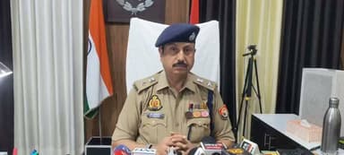 🚨 इटावा में हुई घटना पर एसएसपी का बड़ा बयान 🎥
⚠️ थाना सिविल लाइन क्षेत्र में हुई घटना को लेकर वरिष्ठ पुलिस अधीक्षक इटावा ने मीडिया को आधिकारिक बाइट देते हुए पूरे मामले की जानकारी साझा की है।
👮♂️ पुलिस द्वारा घटना की जांच की जा रही है और एसएसपी ने मामले से जुड़े महत्वपूर्ण तथ्यों पर अपना पक्ष रखा। यदि आप घटना की वास्तविक जानकारी जानना चाहते हैं, तो एसएसपी की पूरी बाइट अवश्य देखें।
🎥 पूरी वीडियो देखें और जानें पुलिस का आधिकारिक पक्ष।
📍 स्थान: सिविल लाइन थाना क्षेत्र, इटावा (उत्तर प्रदेश)
💬 कमेंट करके बताइए: इस मामले पर आपकी क्या राय है?
👍 खबर महत्वपूर्ण लगे तो Like, Share करें और अधिक स्थानीय खबरों के लिए Follow करना न भूलें।
#Etawah #CivilLines #SSPEtawah #EtawahPolice #BreakingNews #UttarPradesh #LatestNews #DPSChannel #MohammadAsifKhan