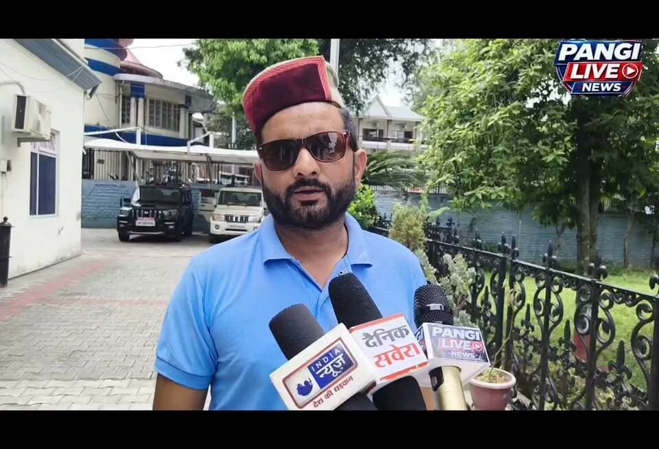 साहो ग्रामसभा में कुर्सी नहीं मिलने पर BDC नूरदीन नूरानी ने जताया रोष, BDO और ADC से की शिकायत
सुरेंद्र ठाकुर
चम्बा 13 जुलाई 2026
साहो ग्राम पंचायत में आयोजित ग्रामसभा के दौरान BDC सदस्य नूरदीन नूरानी ने उन्हें बैठने के लिए कुर्सी उपलब्ध नहीं कराए जाने पर गहरा दुःख और नाराजगी जताई है।
नूरदीन नूरानी ने कहा कि जनता ने उन्हें तीन पंचायतों से BDC सदस्य चुनकर भेजा है, लेकिन ग्रामसभा में उन्हें सम्मानजनक स्थान तक नहीं दिया गया। उन्होंने आरोप लगाया कि ग्राम प्रधान और पंचायत सचिव का यह व्यवहार जनप्रतिनिधि के सम्मान के खिलाफ है और बेहद शर्मनाक है।
उन्होंने बताया कि इस मामले की शिकायत खंड विकास अधिकारी (BDO) और अतिरिक्त उपायुक्त (ADC) चम्बा से कर दी गई है। साथ ही संबंधित अधिकारियों से ग्राम प्रधान और पंचायत सचिव को कारण बताओ नोटिस (Show Cause Notice) जारी करने की मांग भी की गई है।
नूरदीन नूरानी का कहना है कि ग्रामसभाओं में सभी निर्वाचित जनप्रतिनिधियों का सम्मान और गरिमा बनाए रखना पंचायत प्रशासन की जिम्मेदारी है। उन्होंने उम्मीद जताई कि प्रशासन इस मामले का संज्ञान लेकर उचित कार्रवाई करेगा।
👉सुनिए, इस पूरे मामले पर BDC सदस्य नूरदीन नूरानी ने क्या कहा।
#PangiLiveNews #Chamba #Saho #GramSabha #NuruddinNoorani #BDC #Panchayat #PanchayatiRaj #LocalGovernance #ADCChamba #BDOChamba #PublicRepresentative #HimachalPradesh #BreakingNews #ChambaNews