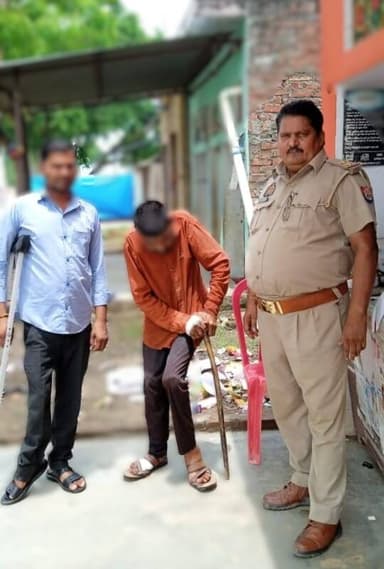 अपर पुलिस महानिदेशक गोरखपुर जोन महोदय के निर्देशानुसार पुलिस अधीक्षक श्री राहुल भाटी के निर्देशन में #CommunityPoliceUnit (CPU) द्वारा क्षेत्र के दिव्यांग व्यक्तियों से संवाद कर उनकी समस्याओं के निराकरण हेतु संबंधित विभाग से समन्वय स्थापित कर आवश्यक सहायता प्रदान की जा रही है। https://t.co/DSV5bgnLbf