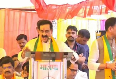 दतिया-बीजेपी की चुनावी सभा में भावुक हुए नरोत्तम मिश्रा, संबोधन के दौरान बोलते बोलते बिफरे पूर्व गृहमंत्री, मंच पर निकले आँसू, संबोधन छोड़कर वापस बैठे नरोत्तम मिश्रा.
