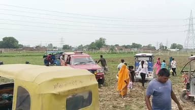 सारीपुर मेले में यमुना स्नान के दौरान 14 वर्षीय किशोर की डूबने से मौत
इकलौते बेटे को खोने से परिवार पर टूटा दुखों का पहाड़, अस्पताल पहुंचने से पहले थम गई सांसें
हादसे के बाद मेले की सुरक्षा और प्रशासनिक व्यवस्थाओं पर उठे गंभीर सवाल
✒️रिपोर्ट सहयोगी सुनील व प्रमोद यादव के साथ राजेश सोनकर
प्रयागराज के घूरपुर थाना क्षेत्र स्थित सारीपुर गांव में आषाढ़ माह के पारंपरिक मेले के दौरान सोमवार को एक दर्दनाक हादसा हो गया। नैनी थाना क्षेत्र के डांडी महेवा गांव निवासी 14 वर्षीय रितिक भारतीया की यमुना स्नान के दौरान डूबने से मौत हो गई। परिजन गंभीर हालत में उसे सामुदायिक स्वास्थ्य केंद्र चाका लेकर पहुंचे, जहां चिकित्सकों ने उसे मृत घोषित कर दिया। घटना के बाद परिवार में मातम छा गया है और मेले की सुरक्षा व्यवस्था पर भी सवाल उठने लगे हैं।
प्रयागराज। घूरपुर थाना क्षेत्र के सारीपुर गांव में आयोजित आषाढ़ माह के पारंपरिक मेले की खुशियां सोमवार को उस समय मातम में बदल गईं, जब यमुना स्नान के दौरान एक 14 वर्षीय किशोर गहरे पानी में डूब गया। यह घटना मेले में मौजूद हजारों श्रद्धालुओं के सामने हुई, जिससे पूरे क्षेत्र में शोक की लहर दौड़ गई।
मृतक की पहचान रितिक भारतीया (14 वर्ष) पुत्र पूर्नवासी भारतीया, निवासी डांडी महेवा, थाना नैनी के रूप में हुई है। जानकारी के अनुसार रितिक अपने माता-पिता के साथ मेले में दर्शन-पूजन और यमुना स्नान के लिए आया था। स्नान के दौरान वह अचानक गहरे पानी में चला गया और डूबने लगा।
मौके पर मौजूद ग्रामीणों ने तत्परता दिखाते हुए नदी में छलांग लगाकर किशोर को बाहर निकाला। परिजन तत्काल निजी वाहन से उसे सामुदायिक स्वास्थ्य केंद्र चाका ले जाने लगे, लेकिन मेले में श्रद्धालुओं की भारी भीड़ और जाम के कारण समय पर अस्पताल नहीं पहुंच सके। अस्पताल में चिकित्सकों ने परीक्षण के बाद उसे मृत घोषित कर दिया।
रितिक अपने पिता का चार बेटियों के बाद जन्मा इकलौता पुत्र था। बेटे की असमय मौत से माता-पिता बेसुध हो गए, जबकि चारों बहनों का रो-रोकर बुरा हाल है। अस्पताल परिसर में मौजूद लोगों की आंखें भी इस हृदयविदारक दृश्य को देखकर नम हो गईं।
सुरक्षा व्यवस्था पर उठे सवाल
घटना के बाद स्थानीय लोगों ने मेले की सुरक्षा व्यवस्था पर गंभीर सवाल उठाए हैं। उनका कहना है कि आषाढ़ माह में लगने वाले इस मेले में प्रत्येक सोमवार और शुक्रवार बड़ी संख्या में श्रद्धालु यमुना स्नान के लिए पहुंचते हैं, लेकिन नदी किनारे पर्याप्त सुरक्षा इंतजाम दिखाई नहीं देते।
स्थानीय लोगों का कहना है कि ऐसे आयोजनों में प्रशिक्षित गोताखोरों की तैनाती, लाइफ जैकेट, बैरिकेडिंग, चेतावनी संकेत, एंबुलेंस, पर्याप्त पुलिस बल तथा सुचारु यातायात व्यवस्था सुनिश्चित की जानी चाहिए, ताकि भविष्य में इस प्रकार की घटनाओं को रोका जा सके।
> महत्वपूर्ण सूचना: सुरक्षा व्यवस्था को लेकर उठाए गए प्रश्न स्थानीय नागरिकों की प्रतिक्रियाओं पर आधारित हैं। संबंधित प्रशासन और विभागों का विस्तृत पक्ष सामने आने पर उसे भी प्रमुखता से प्रकाशित किया जाना चाहिए।
धार्मिक मेलों और नदी घाटों पर उमड़ने वाली भीड़ के बीच सुरक्षा व्यवस्थाएं जनजीवन की रक्षा का महत्वपूर्ण हिस्सा होती हैं। इस हादसे ने एक बार फिर यह आवश्यकता रेखांकित की है कि भीड़भाड़ वाले आयोजनों में सुरक्षा मानकों का प्रभावी पालन सुनिश्चित किया जाए, ताकि भविष्य में ऐसी दुखद घटनाओं की पुनरावृत्ति न हो।
🟥 ND NEWS | दैनिक निष्पक्ष धारा की अपील
एनडी न्यूज़ एवं दैनिक निष्पक्ष धारा जिला प्रशासन, मेला प्रबंधन, पुलिस और संबंधित विभागों से अपील करता है कि धार्मिक आयोजनों और स्नान स्थलों पर सुरक्षा व्यवस्था को सर्वोच्च प्राथमिकता दी जाए।पर्याप्त गोताखोर, लाइफगार्ड,बैरिकेडिंग,एंबुलेंस, चिकित्सा सहायता और यातायात प्रबंधन की व्यवस्था सुनिश्चित कर श्रद्धालुओं की सुरक्षा को मजबूत बनाया जाए।
👇👇
#NDNews #दैनिकनिष्पक्षधारा #Prayagraj #Ghoorpur #SaripurMela #Yamuna #BreakingNews #UttarPradesh #PublicSafety #MelaSafety #UPPolice #DisasterManagement
👇👇
@dgpup
@UPGovt
@RSSorg
@Uppolice
@wpl1090
@RSSgeet
@MIB_India
@PMOIndia
@HMOIndia
@VHPDigital
@CMOUP_RC
@myogioffice
@InfoDeptUP
@CMOfficeUP
@ChiefSecyUP
@MahantYogiG
@ChiefSecyUP
@BajrangDalOrg
@myogiadityanath
@112UttarPradesh
@UPPViralCheck
@UpPolicemitra
@prayagraj_pol
@ADGZonPrayagraj
@DM_PRAYAGRAJ
@CommissionerPrg
@NigamPrayagraj
@Prayagraj_TP
@PROdefprayagraj
👇👇👇
🟥 ND NEWS | दैनिक निष्पक्ष धारा
मुख्य संपादक/संस्थापक: राजन सिंह हाड़ा
📍 कार्यालय-2:विधानसभा रोड,बर्लिंगटन चौराहा,लखनऊ (226001) (UP)
📞 मोबाइल: 9696119696