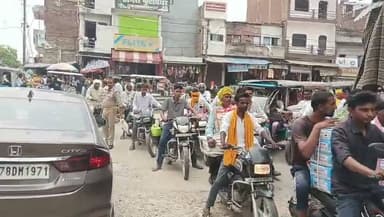 सारीपुर मेले में यमुना स्नान के दौरान 14 वर्षीय किशोर की डूबने से मौत
इकलौते बेटे को खोने से परिवार पर टूटा दुखों का पहाड़, अस्पताल पहुंचने से पहले थम गई सांसें
हादसे के बाद मेले की सुरक्षा और प्रशासनिक व्यवस्थाओं पर उठे गंभीर सवाल
✒️रिपोर्ट सहयोगी सुनील व प्रमोद यादव के साथ राजेश सोनकर
प्रयागराज के घूरपुर थाना क्षेत्र स्थित सारीपुर गांव में आषाढ़ माह के पारंपरिक मेले के दौरान सोमवार को एक दर्दनाक हादसा हो गया। नैनी थाना क्षेत्र के डांडी महेवा गांव निवासी 14 वर्षीय रितिक भारतीया की यमुना स्नान के दौरान डूबने से मौत हो गई। परिजन गंभीर हालत में उसे सामुदायिक स्वास्थ्य केंद्र चाका लेकर पहुंचे, जहां चिकित्सकों ने उसे मृत घोषित कर दिया। घटना के बाद परिवार में मातम छा गया है और मेले की सुरक्षा व्यवस्था पर भी सवाल उठने लगे हैं।
प्रयागराज। घूरपुर थाना क्षेत्र के सारीपुर गांव में आयोजित आषाढ़ माह के पारंपरिक मेले की खुशियां सोमवार को उस समय मातम में बदल गईं, जब यमुना स्नान के दौरान एक 14 वर्षीय किशोर गहरे पानी में डूब गया। यह घटना मेले में मौजूद हजारों श्रद्धालुओं के सामने हुई, जिससे पूरे क्षेत्र में शोक की लहर दौड़ गई।
मृतक की पहचान रितिक भारतीया (14 वर्ष) पुत्र पूर्नवासी भारतीया, निवासी डांडी महेवा, थाना नैनी के रूप में हुई है। जानकारी के अनुसार रितिक अपने माता-पिता के साथ मेले में दर्शन-पूजन और यमुना स्नान के लिए आया था। स्नान के दौरान वह अचानक गहरे पानी में चला गया और डूबने लगा।
मौके पर मौजूद ग्रामीणों ने तत्परता दिखाते हुए नदी में छलांग लगाकर किशोर को बाहर निकाला। परिजन तत्काल निजी वाहन से उसे सामुदायिक स्वास्थ्य केंद्र चाका ले जाने लगे, लेकिन मेले में श्रद्धालुओं की भारी भीड़ और जाम के कारण समय पर अस्पताल नहीं पहुंच सके। अस्पताल में चिकित्सकों ने परीक्षण के बाद उसे मृत घोषित कर दिया।
रितिक अपने पिता का चार बेटियों के बाद जन्मा इकलौता पुत्र था। बेटे की असमय मौत से माता-पिता बेसुध हो गए, जबकि चारों बहनों का रो-रोकर बुरा हाल है। अस्पताल परिसर में मौजूद लोगों की आंखें भी इस हृदयविदारक दृश्य को देखकर नम हो गईं।
सुरक्षा व्यवस्था पर उठे सवाल
घटना के बाद स्थानीय लोगों ने मेले की सुरक्षा व्यवस्था पर गंभीर सवाल उठाए हैं। उनका कहना है कि आषाढ़ माह में लगने वाले इस मेले में प्रत्येक सोमवार और शुक्रवार बड़ी संख्या में श्रद्धालु यमुना स्नान के लिए पहुंचते हैं, लेकिन नदी किनारे पर्याप्त सुरक्षा इंतजाम दिखाई नहीं देते।
स्थानीय लोगों का कहना है कि ऐसे आयोजनों में प्रशिक्षित गोताखोरों की तैनाती, लाइफ जैकेट, बैरिकेडिंग, चेतावनी संकेत, एंबुलेंस, पर्याप्त पुलिस बल तथा सुचारु यातायात व्यवस्था सुनिश्चित की जानी चाहिए, ताकि भविष्य में इस प्रकार की घटनाओं को रोका जा सके।
> महत्वपूर्ण सूचना: सुरक्षा व्यवस्था को लेकर उठाए गए प्रश्न स्थानीय नागरिकों की प्रतिक्रियाओं पर आधारित हैं। संबंधित प्रशासन और विभागों का विस्तृत पक्ष सामने आने पर उसे भी प्रमुखता से प्रकाशित किया जाना चाहिए।
धार्मिक मेलों और नदी घाटों पर उमड़ने वाली भीड़ के बीच सुरक्षा व्यवस्थाएं जनजीवन की रक्षा का महत्वपूर्ण हिस्सा होती हैं। इस हादसे ने एक बार फिर यह आवश्यकता रेखांकित की है कि भीड़भाड़ वाले आयोजनों में सुरक्षा मानकों का प्रभावी पालन सुनिश्चित किया जाए, ताकि भविष्य में ऐसी दुखद घटनाओं की पुनरावृत्ति न हो।
🟥 ND NEWS | दैनिक निष्पक्ष धारा की अपील
एनडी न्यूज़ एवं दैनिक निष्पक्ष धारा जिला प्रशासन, मेला प्रबंधन, पुलिस और संबंधित विभागों से अपील करता है कि धार्मिक आयोजनों और स्नान स्थलों पर सुरक्षा व्यवस्था को सर्वोच्च प्राथमिकता दी जाए।पर्याप्त गोताखोर, लाइफगार्ड,बैरिकेडिंग,एंबुलेंस, चिकित्सा सहायता और यातायात प्रबंधन की व्यवस्था सुनिश्चित कर श्रद्धालुओं की सुरक्षा को मजबूत बनाया जाए।
👇👇
#NDNews #दैनिकनिष्पक्षधारा #Prayagraj #Ghoorpur #SaripurMela #Yamuna #BreakingNews #UttarPradesh #PublicSafety #MelaSafety #UPPolice #DisasterManagement
👇👇
@dgpup
@UPGovt
@RSSorg
@Uppolice
@wpl1090
@RSSgeet
@MIB_India
@PMOIndia
@HMOIndia
@VHPDigital
@CMOUP_RC
@myogioffice
@InfoDeptUP
@CMOfficeUP
@ChiefSecyUP
@MahantYogiG
@ChiefSecyUP
@BajrangDalOrg
@myogiadityanath
@112UttarPradesh
@UPPViralCheck
@UpPolicemitra
@prayagraj_pol
@ADGZonPrayagraj
@DM_PRAYAGRAJ
@CommissionerPrg
@NigamPrayagraj
@Prayagraj_TP
@PROdefprayagraj
👇👇👇
🟥 ND NEWS | दैनिक निष्पक्ष धारा
मुख्य संपादक/संस्थापक: राजन सिंह हाड़ा
📍 कार्यालय-2:विधानसभा रोड,बर्लिंगटन चौराहा,लखनऊ (226001) (UP)
📞 मोबाइल: 9696119696