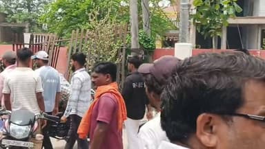 सारीपुर मेले में यमुना स्नान के दौरान 14 वर्षीय किशोर की डूबने से मौत
इकलौते बेटे को खोने से परिवार पर टूटा दुखों का पहाड़, अस्पताल पहुंचने से पहले थम गई सांसें
हादसे के बाद मेले की सुरक्षा और प्रशासनिक व्यवस्थाओं पर उठे गंभीर सवाल
✒️रिपोर्ट सहयोगी सुनील व प्रमोद यादव के साथ राजेश सोनकर
प्रयागराज के घूरपुर थाना क्षेत्र स्थित सारीपुर गांव में आषाढ़ माह के पारंपरिक मेले के दौरान सोमवार को एक दर्दनाक हादसा हो गया। नैनी थाना क्षेत्र के डांडी महेवा गांव निवासी 14 वर्षीय रितिक भारतीया की यमुना स्नान के दौरान डूबने से मौत हो गई। परिजन गंभीर हालत में उसे सामुदायिक स्वास्थ्य केंद्र चाका लेकर पहुंचे, जहां चिकित्सकों ने उसे मृत घोषित कर दिया। घटना के बाद परिवार में मातम छा गया है और मेले की सुरक्षा व्यवस्था पर भी सवाल उठने लगे हैं।
प्रयागराज। घूरपुर थाना क्षेत्र के सारीपुर गांव में आयोजित आषाढ़ माह के पारंपरिक मेले की खुशियां सोमवार को उस समय मातम में बदल गईं, जब यमुना स्नान के दौरान एक 14 वर्षीय किशोर गहरे पानी में डूब गया। यह घटना मेले में मौजूद हजारों श्रद्धालुओं के सामने हुई, जिससे पूरे क्षेत्र में शोक की लहर दौड़ गई।
मृतक की पहचान रितिक भारतीया (14 वर्ष) पुत्र पूर्नवासी भारतीया, निवासी डांडी महेवा, थाना नैनी के रूप में हुई है। जानकारी के अनुसार रितिक अपने माता-पिता के साथ मेले में दर्शन-पूजन और यमुना स्नान के लिए आया था। स्नान के दौरान वह अचानक गहरे पानी में चला गया और डूबने लगा।
मौके पर मौजूद ग्रामीणों ने तत्परता दिखाते हुए नदी में छलांग लगाकर किशोर को बाहर निकाला। परिजन तत्काल निजी वाहन से उसे सामुदायिक स्वास्थ्य केंद्र चाका ले जाने लगे, लेकिन मेले में श्रद्धालुओं की भारी भीड़ और जाम के कारण समय पर अस्पताल नहीं पहुंच सके। अस्पताल में चिकित्सकों ने परीक्षण के बाद उसे मृत घोषित कर दिया।
रितिक अपने पिता का चार बेटियों के बाद जन्मा इकलौता पुत्र था। बेटे की असमय मौत से माता-पिता बेसुध हो गए, जबकि चारों बहनों का रो-रोकर बुरा हाल है। अस्पताल परिसर में मौजूद लोगों की आंखें भी इस हृदयविदारक दृश्य को देखकर नम हो गईं।
सुरक्षा व्यवस्था पर उठे सवाल
घटना के बाद स्थानीय लोगों ने मेले की सुरक्षा व्यवस्था पर गंभीर सवाल उठाए हैं। उनका कहना है कि आषाढ़ माह में लगने वाले इस मेले में प्रत्येक सोमवार और शुक्रवार बड़ी संख्या में श्रद्धालु यमुना स्नान के लिए पहुंचते हैं, लेकिन नदी किनारे पर्याप्त सुरक्षा इंतजाम दिखाई नहीं देते।
स्थानीय लोगों का कहना है कि ऐसे आयोजनों में प्रशिक्षित गोताखोरों की तैनाती, लाइफ जैकेट, बैरिकेडिंग, चेतावनी संकेत, एंबुलेंस, पर्याप्त पुलिस बल तथा सुचारु यातायात व्यवस्था सुनिश्चित की जानी चाहिए, ताकि भविष्य में इस प्रकार की घटनाओं को रोका जा सके।
> महत्वपूर्ण सूचना: सुरक्षा व्यवस्था को लेकर उठाए गए प्रश्न स्थानीय नागरिकों की प्रतिक्रियाओं पर आधारित हैं। संबंधित प्रशासन और विभागों का विस्तृत पक्ष सामने आने पर उसे भी प्रमुखता से प्रकाशित किया जाना चाहिए।
धार्मिक मेलों और नदी घाटों पर उमड़ने वाली भीड़ के बीच सुरक्षा व्यवस्थाएं जनजीवन की रक्षा का महत्वपूर्ण हिस्सा होती हैं। इस हादसे ने एक बार फिर यह आवश्यकता रेखांकित की है कि भीड़भाड़ वाले आयोजनों में सुरक्षा मानकों का प्रभावी पालन सुनिश्चित किया जाए, ताकि भविष्य में ऐसी दुखद घटनाओं की पुनरावृत्ति न हो।
🟥 ND NEWS | दैनिक निष्पक्ष धारा की अपील
एनडी न्यूज़ एवं दैनिक निष्पक्ष धारा जिला प्रशासन, मेला प्रबंधन, पुलिस और संबंधित विभागों से अपील करता है कि धार्मिक आयोजनों और स्नान स्थलों पर सुरक्षा व्यवस्था को सर्वोच्च प्राथमिकता दी जाए।पर्याप्त गोताखोर, लाइफगार्ड,बैरिकेडिंग,एंबुलेंस, चिकित्सा सहायता और यातायात प्रबंधन की व्यवस्था सुनिश्चित कर श्रद्धालुओं की सुरक्षा को मजबूत बनाया जाए।
👇👇
#NDNews #दैनिकनिष्पक्षधारा #Prayagraj #Ghoorpur #SaripurMela #Yamuna #BreakingNews #UttarPradesh #PublicSafety #MelaSafety #UPPolice #DisasterManagement
👇👇
@dgpup
@UPGovt
@RSSorg
@Uppolice
@wpl1090
@RSSgeet
@MIB_India
@PMOIndia
@HMOIndia
@VHPDigital
@CMOUP_RC
@myogioffice
@InfoDeptUP
@CMOfficeUP
@ChiefSecyUP
@MahantYogiG
@ChiefSecyUP
@BajrangDalOrg
@myogiadityanath
@112UttarPradesh
@UPPViralCheck
@UpPolicemitra
@prayagraj_pol
@ADGZonPrayagraj
@DM_PRAYAGRAJ
@CommissionerPrg
@NigamPrayagraj
@Prayagraj_TP
@PROdefprayagraj
👇👇👇
🟥 ND NEWS | दैनिक निष्पक्ष धारा
मुख्य संपादक/संस्थापक: राजन सिंह हाड़ा
📍 कार्यालय-2:विधानसभा रोड,बर्लिंगटन चौराहा,लखनऊ (226001) (UP)
📞 मोबाइल: 9696119696