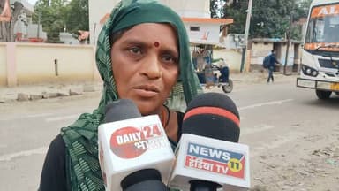 चित्रकूट पहाड़ी के ओरा गांव में लड़की को अपशब्द बोलने पर हुए विवाद मे दो पक्षों मे हुई मारपीट वीडियो वायरल मामला चित्रकूट जनपद के पहाड़ी थाना क्षेत्र अंतर्गत ओर गांव का आज सोमवार की दोपहर लगभग 1:30 बजे का है जहां लड़की को अप शब्द बोलने पर हुए विवाद में दो पक्षों में हुई मारपीट का वीडियो सोशल मीडिया में वायरल हो रहा है एक पक्ष के खैरी गांव निवासी नीरज ने बताया कि वह अपने पारिवारिक जनों के साथ ओरा गांव देवी मंदिर कन्या भोज कराने आए थे तभी उसकी बहन मंदिर से कुछ दूरी पर स्थित दुकान गई जहां पर एक युवक द्वारा उसको अपशब्द बोला गया जिसका विरोध करने पर बहस हो गई और मामला मारपीट तक आ गया और देखते ही देखते दोनों पक्षों से लोग इकट्ठा हो गए और मारपीट शुरू हो गई वही दोनों पक्षों के बीच हो रही मारपीट का किसी व्यक्ति ने वीडियो बना लिया और सोशल मीडिया पर वायरल कर दिया है जो इस समय सोशल मीडिया में को वायरल हो रहा है बताया जा रहा है कि मारपीट में दोनों पक्षों से 6 लोग घायल हुए हैं जिनका पहाड़ी सामुदायिक स्वास्थ्य केंद्र में प्राथमिक उपचार किया जा रहा है वहीं दूसरे पक्ष से महिला प्रेमा ने बताया कि उसका भतीजा दुकान पर बैठा था तभी कुछ लोग उसके साथ मारपीट करने लगे जिसको बचाने के दौरान दूसरे पक्ष ने उनके साथ भी मारपीट की है फिलहाल दोनों पक्षों ने पहाड़ी थाने में मामले की तहरीर दी है जहां दोनों पक्षों की तहरीर पर पुलिस द्वारा मामले की जांच की जा रही है