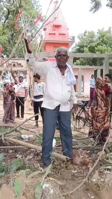 चित्रकूट पहाड़ी के ओरा गांव में लड़की को अपशब्द बोलने पर हुए विवाद मे दो पक्षों मे हुई मारपीट वीडियो वायरल मामला चित्रकूट जनपद के पहाड़ी थाना क्षेत्र अंतर्गत ओर गांव का आज सोमवार की दोपहर लगभग 1:30 बजे का है जहां लड़की को अप शब्द बोलने पर हुए विवाद में दो पक्षों में हुई मारपीट का वीडियो सोशल मीडिया में वायरल हो रहा है एक पक्ष के खैरी गांव निवासी नीरज ने बताया कि वह अपने पारिवारिक जनों के साथ ओरा गांव देवी मंदिर कन्या भोज कराने आए थे तभी उसकी बहन मंदिर से कुछ दूरी पर स्थित दुकान गई जहां पर एक युवक द्वारा उसको अपशब्द बोला गया जिसका विरोध करने पर बहस हो गई और मामला मारपीट तक आ गया और देखते ही देखते दोनों पक्षों से लोग इकट्ठा हो गए और मारपीट शुरू हो गई वही दोनों पक्षों के बीच हो रही मारपीट का किसी व्यक्ति ने वीडियो बना लिया और सोशल मीडिया पर वायरल कर दिया है जो इस समय सोशल मीडिया में को वायरल हो रहा है बताया जा रहा है कि मारपीट में दोनों पक्षों से 6 लोग घायल हुए हैं जिनका पहाड़ी सामुदायिक स्वास्थ्य केंद्र में प्राथमिक उपचार किया जा रहा है वहीं दूसरे पक्ष से महिला प्रेमा ने बताया कि उसका भतीजा दुकान पर बैठा था तभी कुछ लोग उसके साथ मारपीट करने लगे जिसको बचाने के दौरान दूसरे पक्ष ने उनके साथ भी मारपीट की है फिलहाल दोनों पक्षों ने पहाड़ी थाने में मामले की तहरीर दी है जहां दोनों पक्षों की तहरीर पर पुलिस द्वारा मामले की जांच की जा रही है