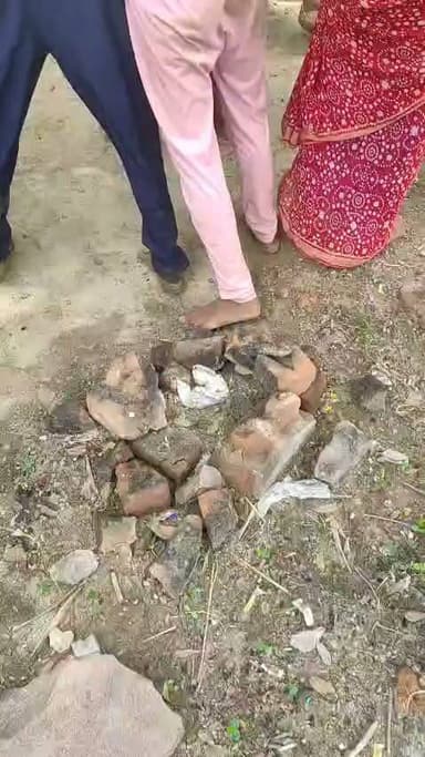 चित्रकूट पहाड़ी के ओरा गांव में लड़की को अपशब्द बोलने पर हुए विवाद मे दो पक्षों मे हुई मारपीट वीडियो वायरल मामला चित्रकूट जनपद के पहाड़ी थाना क्षेत्र अंतर्गत ओर गांव का आज सोमवार की दोपहर लगभग 1:30 बजे का है जहां लड़की को अप शब्द बोलने पर हुए विवाद में दो पक्षों में हुई मारपीट का वीडियो सोशल मीडिया में वायरल हो रहा है एक पक्ष के खैरी गांव निवासी नीरज ने बताया कि वह अपने पारिवारिक जनों के साथ ओरा गांव देवी मंदिर कन्या भोज कराने आए थे तभी उसकी बहन मंदिर से कुछ दूरी पर स्थित दुकान गई जहां पर एक युवक द्वारा उसको अपशब्द बोला गया जिसका विरोध करने पर बहस हो गई और मामला मारपीट तक आ गया और देखते ही देखते दोनों पक्षों से लोग इकट्ठा हो गए और मारपीट शुरू हो गई वही दोनों पक्षों के बीच हो रही मारपीट का किसी व्यक्ति ने वीडियो बना लिया और सोशल मीडिया पर वायरल कर दिया है जो इस समय सोशल मीडिया में को वायरल हो रहा है बताया जा रहा है कि मारपीट में दोनों पक्षों से 6 लोग घायल हुए हैं जिनका पहाड़ी सामुदायिक स्वास्थ्य केंद्र में प्राथमिक उपचार किया जा रहा है वहीं दूसरे पक्ष से महिला प्रेमा ने बताया कि उसका भतीजा दुकान पर बैठा था तभी कुछ लोग उसके साथ मारपीट करने लगे जिसको बचाने के दौरान दूसरे पक्ष ने उनके साथ भी मारपीट की है फिलहाल दोनों पक्षों ने पहाड़ी थाने में मामले की तहरीर दी है जहां दोनों पक्षों की तहरीर पर पुलिस द्वारा मामले की जांच की जा रही है