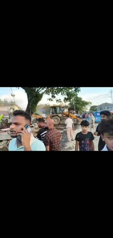 সোনাবাড়িঘাট প্রাথমিক স্বাস্থ্যকেন্দ্রের সামনে আইজল রোডে চলছে প্রশাসনের উচ্ছেদ অভিযান।
VC: DB