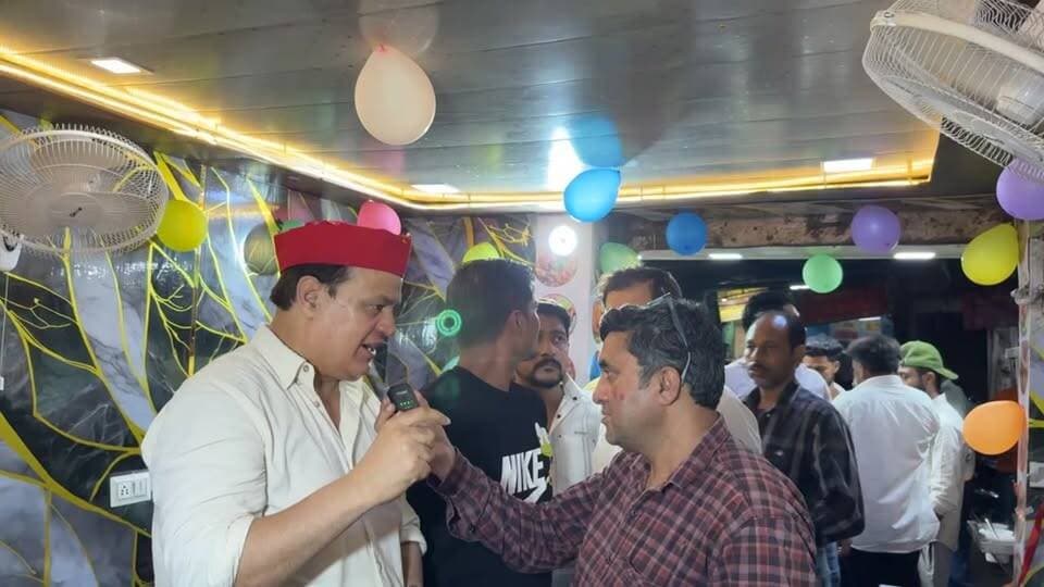 पंजाबी मार्केट, बरेली जंक्शन पर 'Bareilly Restaurant' की ग्रैंड ओपनिंग, डॉ. अनीस बेग ने किया शुभारंभ
#BareillyRestaurant #GrandOpening #Bareilly #PunjabiMarket #BareillyJunction #DrAneesBeg #RestaurantOpening #FoodLovers #BareillyFood #NewRestaurant #UttarPradesh #CanttBareilly #LocalBusiness #Inauguration #BareillyNews #CityUpdate #Foodie #SupportLocal #TrendingNow #ViralPost