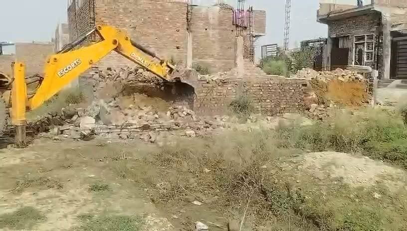 फरीदाबाद के सरूरपुर गांव के राजस्व क्षेत्र में आज (13 जुलाई 2026) प्रशासन ने अवैध निर्माण के खिलाफ कार्रवाई करते हुए करीब 2 एकड़ में विकसित की जा रही अनधिकृत कॉलोनी पर बुलडोजर चलाया- DTP YAJAN चौधरी
#Faridabad #FaridabadNews #BulldozerAction #DemolitionDrive #IllegalConstruction #UnauthorizedColony #TownPlanning #DTCP #Haryana #HaryanaNews #BreakingNews #LatestNews #NewsUpdate #HindiNews #LocalNews #CityNews #UrbanDevelopment #GovernmentAction #PublicNotice #Infrastructure #IndiaNews #viralnews