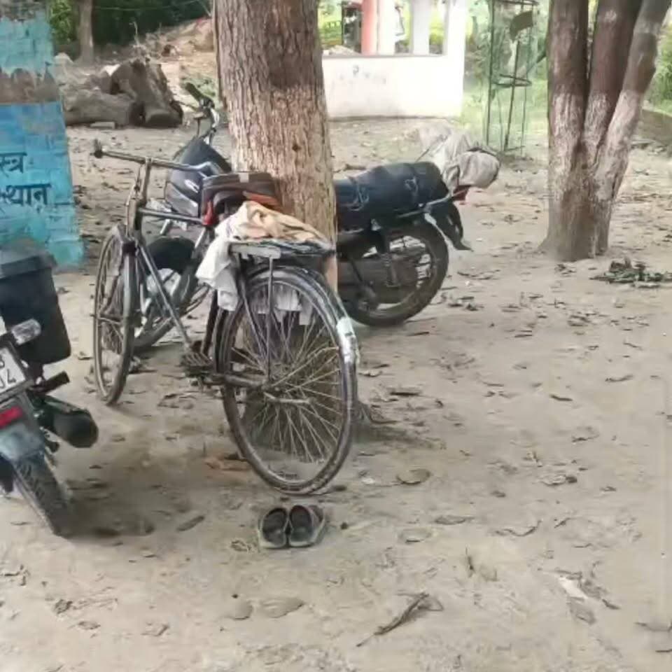 गोंडा के कर्नलगंज कोतवाली क्षेत्र के मौहर गोसाईं पुरवा निवासी राजकुमार गोस्वामी (60) सोमवार सुबह सरयू नदी में स्नान करने कटरा घाट गए थे, जहां संदिग्ध परिस्थितियों में लापता हो गए। घाट पर उनकी साइकिल, कपड़े और चप्पल मिलने के बाद नदी में डूबने की आशंका जताई जा रही है। सूचना पर पहुंची पुलिस ने एसडीआरएफ टीम के साथ सरयू नदी में तलाश अभियान शुरू कर दिया है। खबर लिखे जाने तक उनका कोई सुराग नहीं मिल सका है।
#Gonda #Karnalganj #SaryuRiver #MissingPerson #BreakingNews