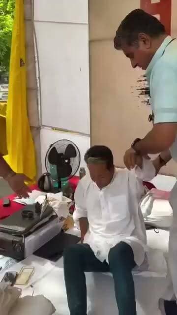 16 दिनों से जंतर-मंतर पर भूख हड़ताल... लेकिन क्या किसी ने उनकी बात सुनी?
दिल्ली के जंतर-मंतर पर सामाजिक कार्यकर्ता सोनम वांगचुक पिछले 16 दिनों से अपनी मांगों को लेकर भूख हड़ताल पर बैठे हैं। उनका आंदोलन लगातार जारी है, लेकिन इसे लेकर राजनीतिक और सार्वजनिक स्तर पर सीमित चर्चा देखने को मिल रही है।
लोकतंत्र में किसी भी शांतिपूर्ण आंदोलन का उद्देश्य अपनी बात सरकार और समाज तक पहुंचाना होता है। ऐसे में यह सवाल उठना स्वाभाविक है कि किसी भी आंदोलन की मांगों पर संवाद कब और कैसे शुरू होगा। मतभेद हो सकते हैं, लेकिन बातचीत लोकतांत्रिक व्यवस्था की सबसे महत्वपूर्ण कड़ी होती है।
लोकतंत्र की मजबूती इसी में है कि हर शांतिपूर्ण आवाज़ को सुना जाए, संवाद हो और समाधान की दिशा में सार्थक प्रयास किए जाएं।