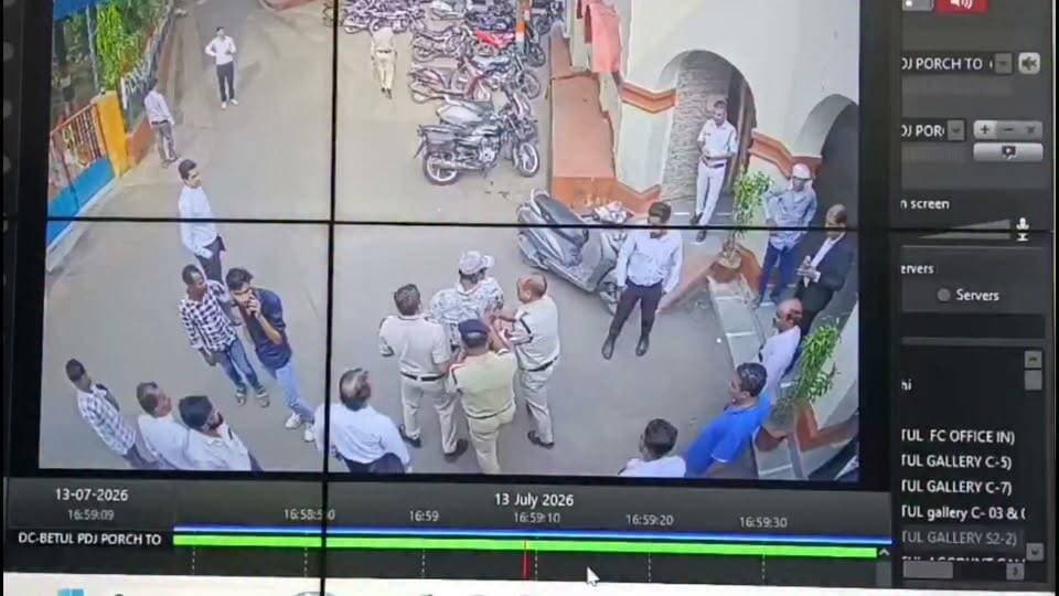 🚨 बैतूल जिला न्यायालय में खूनी ड्रामा! 🚨
"लोहा हूँ मैं!" कहकर जज के चैंबर की ओर दौड़ा युवक, कोर्ट में मचाया हड़कंप — पूरी घटना CCTV में कैद! 😳⚖️
खुद को 'लोहा हूँ मैं' बताने वाला युवक तेज रफ्तार बाइक लेकर जज के पार्किंग पोर्च में घुसा, कोर्ट रूम तक पहुंचने की कोशिश की, जमकर तोड़फोड़ की और पुलिस से भी भिड़ गया। पूरी घटना CCTV में कैद! आखिर न्यायालय की सुरक्षा में इतनी बड़ी चूक कैसे हुई? ⚖️😱
#Betul #बैतूल #BetulCourt #बैतूल_जिला_न्यायालय #CourtDrama #कोर्ट_में_तांडव #BreakingNews #MPNews #MadhyaPradesh #CrimeNews #CCTVFootage #JusticeSystem #PoliceAction #ViralNews #TrendingNow #बड़ी_खबर #ताज़ा_खबर #न्यायालय_सुरक्षा #कोतवाली_पुलिस #BetulBreaking
#बैतूल #BreakingNews #CourtDrama #ViralNews