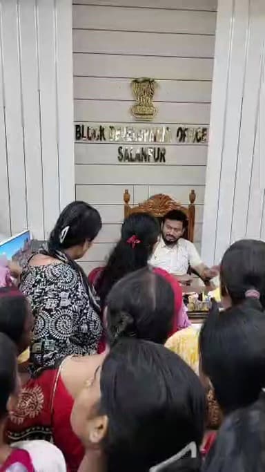 আবারো অন্নপূর্ণা যোজনার টাকা না ঢোকা কে নিয়ে মহিলাদের বিক্ষোভ সালানপুর ব্লক অফিসে