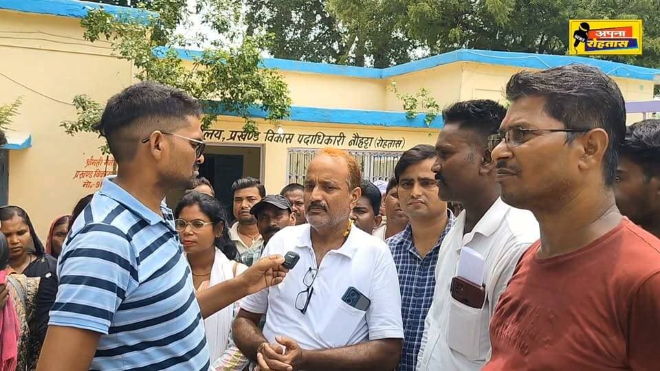 प्रशिक्षण पूरा, फिर भी प्रमाण पत्र का इंतजार!
नौहट्टा प्रखंड में ग्राम रक्षा दल का एक माह का प्रशिक्षण पूरा होने के बाद भी प्रशिक्षुओं को अब तक प्रशिक्षण प्रमाण पत्र नहीं मिल सका है। सोमवार को सैकड़ों प्रशिक्षुओं ने प्रखंड उपाध्यक्ष पूजा कुमारी के नेतृत्व में बीडीओ, बीपीआरओ एवं थाना अध्यक्ष से मिलकर जल्द प्रमाण पत्र जारी कराने की मांग की।
प्रशिक्षुओं का कहना है कि अधिकांश मुखियाओं ने हस्ताक्षर कर दिए हैं, लेकिन पंचायत सचिव हस्ताक्षर नहीं कर रहे हैं। उनका तर्क है कि प्रशिक्षण के दौरान वे हड़ताल पर थे, इसलिए सत्यापन नहीं कर सकते।
वहीं बीपीआरओ ममता कुमारी ने कहा कि मामले की जांच कर विधिसम्मत कार्रवाई की जाएगी और किसी भी प्रशिक्षु को अनावश्यक परेशान नहीं होने दिया जाएगा।
क्या प्रशिक्षुओं को जल्द मिलेगा उनका प्रशिक्षण प्रमाण पत्र? अपनी राय कमेंट में जरूर दें।
📍 स्थान: नौहट्टा, रोहतास (बिहार)
#ApnaRohtas #Nauhatta #Rohtas #GramRakshaDal #TrainingCertificate #BiharNews #HindiNews #BreakingNews #LocalNews #Panchayat #RohtasNews #Bihar