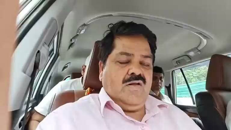 बद्रीनाथ चोरी मामले में कांग्रेस प्रदेश अध्यक्ष गणेश गोदियाल ने बीकेटीसी अध्यक्ष हेमंत दिवेदी पर लगाए गंभीर आरोप।
बीकेटीसी अध्यक्ष को कल प्रेस क्लब में खुल्ली बहस का दिया चैलेंज।
#congressnews #dehradunnews #UttarakhandNews #badrinathdham #badrinathkedarnath