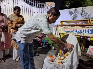 रोटी बैंक यूथ क्लब ने स्वर्गीय राम सिंह जी को दी भावभीनी श्रद्धांजलि
समाजसेवा के प्रति उनके समर्पण को किया नमन, श्रीमती ललिता सिंह के 52वें रक्तदान की भी हुई सराहना
धनबाद: मानव सेवा के लिए समर्पित संस्था रोटी बैंक यूथ क्लब द्वारा रविवार सायंकाल भोजन वितरण स्थल पर स्वर्गीय श्री राम सिंह जी की पावन स्मृति में एक भावपूर्ण श्रद्धांजलि सभा का आयोजन किया गया। सभा में क्लब के पदाधिकारियों, सदस्यों, महिला सदस्यों, स्वयंसेवकों एवं गणमान्य नागरिकों ने पुष्प अर्पित कर दिवंगत आत्मा को श्रद्धांजलि दी तथा दो मिनट का मौन रखकर ईश्वर से उनकी आत्मा की शांति की प्रार्थना की।
क्लब के सदस्य नीलकमल खवास में बताया कि श्रद्धांजलि सभा को संबोधित करते हुए वक्ताओं ने कहा कि स्वर्गीय राम सिंह जी एक सरल, संवेदनशील एवं समाजहित के प्रति समर्पित व्यक्तित्व थे। वे रोटी बैंक यूथ क्लब के प्रत्येक जनसेवा अभियान में सदैव सहयोगी रहे और जरूरतमंदों की सहायता के लिए हमेशा तत्पर रहते थे। उनका स्नेह, सहयोग और सेवा-भाव आने वाली पीढ़ियों के लिए प्रेरणास्रोत रहेगा तथा समाज उन्हें सदैव सम्मान के साथ याद करेगा।
सभा के दौरान उनकी धर्मपत्नी श्रीमती ललिता सिंह के समाजसेवा के क्षेत्र में अतुलनीय योगदान का भी विशेष उल्लेख किया गया। वक्ताओं ने कहा कि श्रीमती ललिता सिंह द्वारा 52वीं बार स्वैच्छिक रक्तदान कर मानवता की सेवा का जो अनुपम उदाहरण प्रस्तुत किया गया है, वह समाज के लिए गर्व और प्रेरणा का विषय है। उनका सेवा-समर्पण निस्वार्थ सामाजिक दायित्व का उत्कृष्ट उदाहरण है।
श्रद्धांजलि सभा में उपस्थित सभी सदस्यों ने शोकाकुल परिवार के प्रति गहरी संवेदना व्यक्त करते हुए कहा कि रोटी बैंक यूथ क्लब इस कठिन समय में परिवार के साथ पूरी मजबूती से खड़ा है। सभी ने ईश्वर से प्रार्थना की कि दिवंगत आत्मा को अपने श्रीचरणों में स्थान प्रदान करें तथा परिजनों को इस अपूरणीय क्षति को सहन करने की शक्ति और धैर्य प्रदान करें।
कार्यक्रम का समापन मानव सेवा के संकल्प को और अधिक मजबूती से आगे बढ़ाने के संकल्प के साथ हुआ। उपस्थित सभी लोगों ने स्वर्गीय राम सिंह जी के आदर्शों को आत्मसात करते हुए समाजहित के कार्यों को निरंतर जारी रखने का संकल्प लिया।