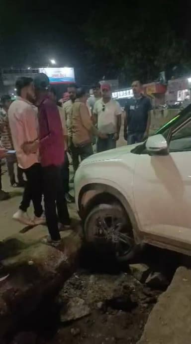 सतना सेमरिया चौक में रोड में चल रहे कार्य के बीच फंसी कार लगा जाम