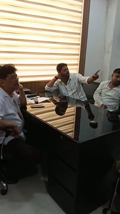 सतना: सार्थक अस्पताल पर नवजात के इलाज में गंभीर लापरवाही का परिजनों ने लगाए आरोप
बच्चे को बच्ची बताने, एक्सपायर दवा देने और गलत डोज लिखने का आरोप; नवजात की हालत गंभीर, जांच की मांग
सतना के सार्थक अस्पताल पर नवजात के इलाज में गंभीर लापरवाही के आरोप लगे हैं। परिजनों का कहना है कि अस्पताल प्रबंधन की लापरवाही के कारण नवजात की हालत गंभीर हो गई है।
परिजनों के आरोप हैं कि अस्पताल ने नवजात बच्चे को बच्ची बताया, एक्सपायर दवा दी और महज दो दिन की नवजात के लिए एक माह के शिशु के अनुसार दवा की डोज लिख दी। उनका कहना है कि इन कथित लापरवाहियों से बच्चे की तबीयत बिगड़ गई।