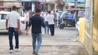हापुड़ के कोतवाली नगर क्षेत्र में पत्नी ने अपने परिजनों के साथ अपने पति को उसकी नर्स प्रेमका के साथ पकड़ा कपड़े फटने तक उसके साथ की गई जमकर मारपीट वीडियो सोशल मीडिया पर आया सामने