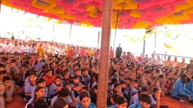 देशआदेश खेल और शिक्षा के क्षेत्र में नई ऊंचाइयां छू रहा हिमाचल- रोहित ठाकुर
शिलाई में छात्रा कबड्डी खेल छात्रावास का किया लोकार्पण
नाहन, 13 जुलाई। शिक्षा मंत्री रोहित ठाकुर ने आज उद्योग, संसदीय मामले एवं श्रम रोजगार मंत्री हर्षवर्धन चौहान की उपस्थिति में पी एम श्री राजकीय आदर्श वरिष्ठ माध्यमिक पाठशाला शिलाई में छात्रा कबड्डी खेल छात्रावास का लोकार्पण किया। उद्योग मंत्री तथा शिक्षा मंत्री ने दीप प्रज्वलित कर कार्यक्रम का विधिवत शुभारंभ किया।
इससे पूर्व उद्योग मंत्री और शिक्षा मंत्री के शिलाई पहुंचने पर क्षेत्रवासियों ने पारंपरिक वाद्य यंत्रों के साथ बड़ी गर्मजोशी से उनका स्वागत किया।
उद्योग मंत्री हर्षवर्धन चौहान ने छात्रा कबड्डी खेल छात्रावास के लोकार्पण पर क्षेत्रवासियों को बधाई देते हुए कहा कि इस छात्रावास के आरंभ होने से क्षेत्र की प्रतिभाशाली खिलाड़ियों को शिलाई में ही बेहतर प्रशिक्षण एवं अन्य आवश्यक सुविधाएं उपलब्ध होंगी तथा वे अपनी खेल प्रतिभा को और निखार सकेंगी।
उन्होंने कहा कि हिमाचल प्रदेश के अनेक खिलाड़ियों ने राष्ट्रीय एवं अंतरराष्ट्रीय स्तर पर उत्कृष्ट प्रदर्शन कर देश और प्रदेश का नाम रोशन किया है। उन्होंने कहा कि यह गर्व का विषय है कि शिलाई विधानसभा क्षेत्र की चार बेटियों ने अंतरराष्ट्रीय स्तर की कबड्डी प्रतियोगिता में स्वर्ण पदक जीतकर देश और प्रदेश का गौरव बढ़ाया है।
उद्योग मंत्री ने कहा कि प्रदेश सरकार देश और प्रदेश का नाम रोशन करने वाले प्रतिभाशाली खिलाड़ियों को आकर्षक प्रोत्साहन प्रदान करने के साथ-साथ अंतरराष्ट्रीय मानकों के अनुरूप खेल अधोसंरचना के विकास पर भी विशेष ध्यान दे रही है। इसका उद्देश्य प्रदेश के युवाओं को अंतरराष्ट्रीय, राष्ट्रीय और अंतरराज्यीय खेल प्रतियोगिताओं में भाग लेने के लिए प्रोत्साहित करना है।
उन्होंने कहा कि प्रदेश सरकार खिलाड़ियों को सम्मान राशि प्रदान करने के साथ-साथ सरकारी नौकरियों में खेल कोटे के तहत आरक्षण देकर उन्हें सम्मानजनक पदों पर नियुक्ति के अवसर भी प्रदान कर रही है।
उद्योग मंत्री ने कहा कि शिक्षा मंत्री रोहित ठाकुर के कार्यकाल में शिक्षा विभाग में जो क्रांति और सुधार आए हैं वह उल्लेखनीय है जिसके प्रत्यक्ष प्रमाण सामने आने लगे हैं।
उन्होंने कहा कि आज शिलाई विधानसभा क्षेत्र के लगभग 80% अध्यापकों के पद भरे गए हैं।
शिक्षा मंत्री रोहित ठाकुर ने जनसभा को संबोधित करते हुए क्षेत्रवासियों को छात्रा कबड्डी खेल छात्रावास के लोकार्पण की बधाई दी। उन्होंने कहा कि आज शिलाई खेल छात्रावास का उद्घाटन सिरमौर की गौरवशाली कबड्डी परंपरा को नई दिशा देने वाला ऐतिहासिक अवसर है। रितु नेगी, पुष्पा नेगी, प्रियंका नेगी, साक्षी शर्मा सहित अनेक बेटियों ने अंतरराष्ट्रीय स्तर पर हिमाचल प्रदेश एवं भारत का गौरव बढ़ाया है। यह छात्रावास इस क्षेत्र से भविष्य में प्रदेश को और अधिक उत्कृष्ट खिलाड़ी प्रदान करेगा। प्रदेश के सभी खेल छात्रावासों में आधुनिक खेल उपकरण, भवनों के नवीनीकरण एवं खिलाड़ियों की आवासीय सुविधाओं के सुदृढ़ीकरण पर व्यापक कार्य किया जा रहा है।
उन्होंने उद्योग मंत्री हर्षवर्धन चौहान की सराहना करते हुए कहा कि वह शिलाई विधानसभा क्षेत्र से छ: बार निर्वाचित हुए हैं और पार्टी के वरिष्ठ नेता हैं। उनका परिवार पूरी निष्ठा और समर्पण के साथ इस विधानसभा क्षेत्र की सेवा करता आ रहा है।
उन्होंने कहा कि प्रदेश सरकार को अस्थिर करने के षड्यंत्र के दौरान हर्षवर्धन चौहान ने सरकार को मजबूती प्रदान करने में अहम भूमिका निभाई।
शिक्षा मंत्री ने कहा कि खेल भी शिक्षा का एक महत्वपूर्ण स्वरूप है। जिस प्रकार विद्यार्थी शिक्षा के क्षेत्र में उत्कृष्ट प्रदर्शन करते हैं, उसी प्रकार खिलाड़ियों को भी निरंतर अभ्यास और समर्पण के साथ खेलों में उत्कृष्ट उपलब्धियां हासिल कर प्रदेश और देश का नाम रोशन करने के लिए प्रयासरत रहना चाहिए।
उन्होंने कहा कि प्रदेश सरकार प्रतिभाशाली खिलाड़ियों को सुविधाएं प्रदान करने के लिए कृतसंकल्प है। राज्य सरकार ने अंतरराष्ट्रीय खेल प्रतियोगिताओं में पदक विजेताओं के लिए नकद पुरस्कार राशि में ऐतिहासिक वृद्धि की है। उन्होंने बताया कि ओलंपिक, शीतकालीन ओलंपिक और पैरालंपिक खेलों में स्वर्ण पदक विजेताओं को 5 करोड़ रुपये, रजत पदक विजेताओं को 3 करोड़ रुपये तथा कांस्य पदक विजेताओं को 2 करोड़ रुपये प्रदान किए जा रहे हैं।
उन्होंने बताया कि एशियाई एवं पैरा एशियाई खेलों में स्वर्ण पदक विजेताओं को 4 करोड़ रुपये, रजत पदक विजेताओं को 2.50 करोड़ रुपये और कांस्य पदक विजेताओं को 1.50 करोड़ रुपये की सम्मान राशि प्रदान की जा रही है। इसी प्रकार राष्ट्रमंडल एवं पैरा राष्ट्रमंडल खेलों में स्वर्ण पदक विजेताओं को 3 करोड़ रुपये, रजत पदक विजेताओं को 2 करोड़ रुपये तथा कांस्य पदक विजेताओं को 1 करोड़ रुपये की सम्मान राशि दी जा रही है।
शिक्षा मंत्री ने कहा कि प्रदेश सरकार ने खिलाड़ियों की डाइट मनी में भी कई गुणा वृद्धि की है। खिलाड़ियों की सुविधा के लिए हवाई यात्रा तथा रेलवे की वातानुकूलित श्रेणी में यात्रा का प्रावधान भी किया गया है।
उन्होंने कहा कि पूर्व सरकार के कार्यकाल में शिक्षा की गुणवत्ता के स्तर में गिरावट आई और हिमाचल प्रदेश 21वें स्थान पर पहुंच गया था। वर्तमान प्रदेश सरकार के ठोस प्रयासों के परिणामस्वरूप हिमाचल प्रदेश अब तीसरे स्थान पर पहुंच चुका है।
शिक्षा मंत्री ने बताया की वर्तमान प्रदेश सरकार ने शिक्षण संस्थानों में पर्याप्त स्टाफ की उपलब्धता को प्राथमिकता दी है और अब तक लगभग 8 हजार शिक्षकों की नियुक्तियां की जा चुकी हैं। उन्होंने बताया कि 3 हजार पदों को भरने की प्रक्रिया जारी है शीघ्र ही चयन आयोग द्वारा इन पदों को भरा जाएगा तथा दूरदराज़ में रिक्त पड़े पदों पर नियुक्त किया जाएगा। इसके अतिरिक्त उन्होंने बताया कि लगभग 850 प्रिंसिपल के पद पदोन्नति के माध्यम से भरे गए।
उन्होंने कहा कि प्रदेश में 150 सीबीएसई स्कूल आरंभ किए गए हैं, जिनमें अंग्रेजी और गणित के शिक्षकों की तैनाती सुनिश्चित की गई है ताकि विद्यार्थियों को गुणवत्तापूर्ण शिक्षा प्रदान की जा सके। इन स्कूलों में शिलाई विधान सभा क्षेत्र के शिलाई, काफोटा तथा सतौन तीन स्कूल भी शामिल है।
शिक्षा मंत्री ने कहा कि शिक्षा के आधारभूत ढांचे को सुदृढ़ करने और विद्यार्थियों में आत्मविश्वास पैदा करने के उद्देश्य से प्रदेश सरकार ने सभी सरकारी स्कूलों में पहली कक्षा से अंग्रेजी मीडियम में शिक्षा आरंभ की है ।
शिक्षा मंत्री ने पी एम श्री राजकीय आदर्श वरिष्ठ माध्यमिक पाठशाला शिलाई की रिपेयर के लिए 10 लाख रुपये देने की घोषणा की। परीक्षा हॉल का प्राक्कलन बनाने को कहा ताकि इसके लिए बजट प्रावधान के उपरांत निर्माण किया जा सके।
उन्होंने अपनी ऐच्छिक निधि से सांस्कृतिक दल को 10 हज़ार रुपए देने की घोषणा भी की।
इस अवसर पर एसडीएम शिलाई जसपाल, अध्यक्ष मार्केटिंग कमेटी सीता राम शर्मा, शिलाई ब्लॉक कांग्रेस अध्यक्ष कल्याण धामटा, निदेशक एसआईडीसी रमेश देसाईक, पूर्व जिला परिषद् सदस्य रणजीत नेगी, ओएसडी अत्तर राणा, अतिरिक्त निदेशक शिक्षा बाबु राम शर्मा, उपनिदेशक शारीरिक शिक्षा संतोष चौहान, उपनिदेशक उच्च शिक्षा राजेश कुमार, उपनिदेशक प्रारम्भिक शिक्षा राजीव ठाकुर, उपनिदेशक क्वालिटी एजुकेशन सीमा धीमान, प्रधानाचार्य रमा शर्मा, अधिशाषी अभियंता लोक निर्माण विभाग योगेश शर्मा, अधिशाषी अभियंता जल शक्ति शिलाई पदम् प्रकाश, बीडीओ रवि प्रकाश जोशी, ई. आई. उद्योग काका राम शर्मा, अध्यक्ष एसएमसी देवेन्द्र तोमर, रमेश व जगमोहन तोमर जेलदार, भवन सिंह चौहान, हरि राम शास्त्री, मस्त राम पराशर, जितेंद्र राणा सहित विभिन्न विभागों के अधिकारी तथा पंचायतों के चुने हुए प्रतिनिधि व अन्य गणमान्य व्यक्ति मौजूद रहे।