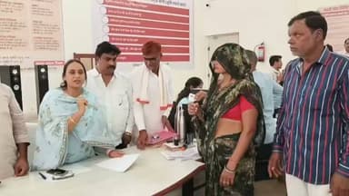 फतेहपुर नगर परिषद में मुंकबधिर परिवार को मिला आवासीय पट्टा आयुक्त अनिता खीचड़ ने बताया कि मैंने मेरे 18 साल के इतिहास में पहली बार पट्टा वितरण में ऐसे दंपति देखें है इनका पट्टा मिलना यह हमारे लिए भी गर्व की बात है
#rvrajsthan #nagarparsid #fatehpursekhwati