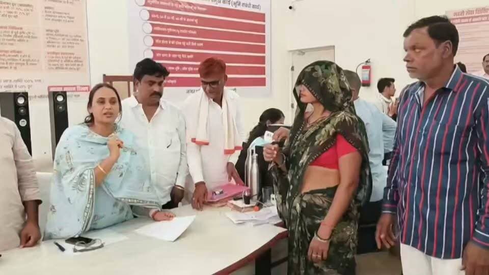 फतेहपुर नगर परिषद में मुंकबधिर परिवार को मिला आवासीय पट्टा आयुक्त अनिता खीचड़ ने बताया कि मैंने मेरे 18 साल के इतिहास में पहली बार पट्टा वितरण में ऐसे दंपति देखें है इनका पट्टा मिलना यह हमारे लिए भी गर्व की बात है
#rvrajsthan #nagarparsid #fatehpursekhwati