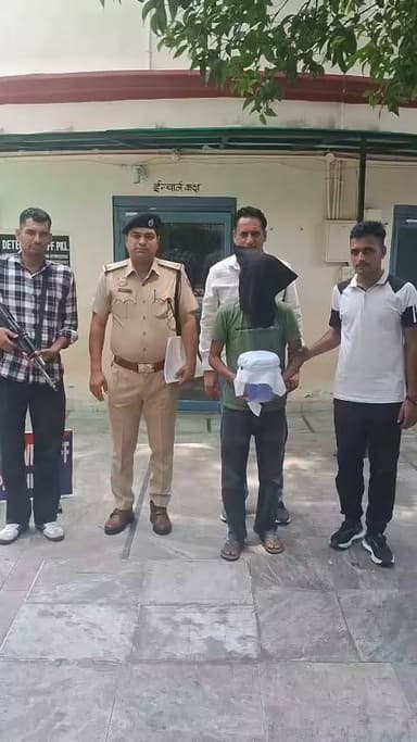 पिंजौर क्षेत्र से देसी पिस्टल और जिंदा कारतूस सहित आरोपी गिरफ्तार, न्यायिक हिरासत भेजा
पंचकूला/ 13 जुलाई:- पुलिस कमिश्नर पंकज नैन के निर्देशों के अनुसार पंचकूला में अवैध हथियारों की तस्करी, खरीद-फरोख्त एवं इनके अवैध इस्तेमाल पर प्रभावी अंकुश लगाने के लिए लगातार विशेष अभियान चलाया जा रहा है।
इसी अभियान के तहत डिटेक्टिव स्टाफ पंचकूला की टीम ने इंचार्ज तजिंदर पाल सिंह की अगुवाई में त्वरित कार्रवाई करते हुए पिंजौर क्षेत्र में एचएमटी के नजदीक से एक व्यक्ति को अवैध देसी पिस्टल एवं जिंदा कारतूस के साथ गिरफ्तार कर कानून के शिकंजे में लिया है।
डीसीपी क्राइम एंड ट्रैफिक अमरिंदर सिंह के अनुसार आरोपी की पहचान साहिल शर्मा निवासी गांव नागल, थाना चंडीमंदिर, जिला पंचकूला, उम्र 36 वर्ष, के रूप में हुई है। आरोपी के कब्जे से एक देसी पिस्टल (.32 बोर) तथा एक जिंदा कारतूस बरामद किया गया, जिन्हें पुलिस ने कब्जे में लेकर मामला दर्ज कर लिया।
पुलिस ने आरोपी अदालत में पेश किया, जहां से उसे न्यायिक हिरासत में भेजते हुए अंबाला जेल भेज दिया गया।
साथ ही स्पष्ट किया है कि जिले में अवैध हथियार रखने, उनकी तस्करी करने अथवा कानून-व्यवस्था को प्रभावित करने का प्रयास करने वाले असामाजिक तत्वों के विरुद्ध आगे भी इसी प्रकार कठोर एवं प्रभावी कार्रवाई लगातार जारी रहेगी।