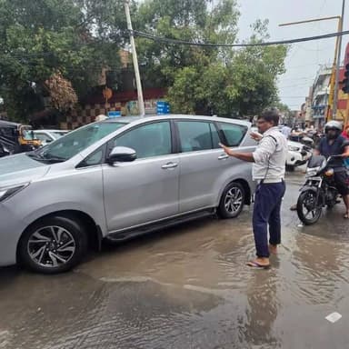 *जलभराव के बीच यातायात व्यवस्था सुचारू बनाए रखने के लिए हिसार पुलिस रही मुस्तैद*
पुलिस अधीक्षक हिसार के निर्देशानुसार जिले में हुई वर्षा के दौरान शहर के विभिन्न जलभराव एवं व्यस्त यातायात वाले क्षेत्रों में हिसार पुलिस पूरी तरह मुस्तैद रही। यातायात पुलिस के अधिकारियों एवं कर्मचारियों ने सड़क पर उतरकर यातायात का कुशलतापूर्वक संचालन किया तथा आमजन को सुरक्षित एवं सुगम आवागमन उपलब्ध कराया।
बारिश के कारण कई स्थानों पर जलभराव एवं यातायात का दबाव बढ़ने के बावजूद यातायात पुलिस के जवान लगातार मौके पर मौजूद रहे। उन्होंने वाहन चालकों को उचित दिशा-निर्देश दिए, जाम की स्थिति को नियंत्रित किया तथा एंबुलेंस एवं अन्य आवश्यक सेवाओं के वाहनों को प्राथमिकता के आधार पर सुरक्षित निकासी दिलाई।
पुलिस अधीक्षक हिसार ने कहा कि हिसार पुलिस नागरिकों की सुरक्षा एवं सुविधा के लिए हर परिस्थिति में प्रतिबद्ध है। प्रतिकूल मौसम के दौरान भी पुलिस कर्मियों ने पूरी निष्ठा एवं समर्पण के साथ अपने कर्तव्यों का निर्वहन किया ताकि शहर में यातायात व्यवस्था प्रभावित न हो और आमजन को किसी प्रकार की असुविधा का सामना न करना पड़े।
हिसार पुलिस ने आमजन से अपील की है कि वर्षा के दौरान अनावश्यक यात्रा से बचें, जलभराव वाले मार्गों पर सावधानीपूर्वक वाहन चलाएं, यातायात नियमों का पालन करें तथा पुलिस द्वारा दिए जा रहे दिशा-निर्देशों का सहयोग करें, जिससे सभी की सुरक्षा सुनिश्चित की जा सके।