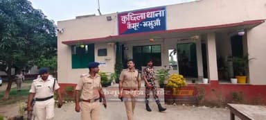पुलिस अधीक्षक ने किया कुछिला थाना का औचक निरीक्षण, अभिलेखों और व्यवस्थाओं की जांच
अपराध पंजी, मालखाना, हाजत सहित अन्य व्यवस्थाओं का लिया जायजा
कैमूर
पुलिस अधीक्षक,शिखर चौधरी ने आज कुछिला थाना का औचक निरीक्षण किया गया।
निरीक्षण के दौरान पुलिस अधीक्षक ने थाना के अभिलेखों, अपराध पंजी, मालखाना, हाजत, सीसीटीवी व्यवस्था, साफ-सफाई, आगंतुक कक्ष, वाहन व्यवस्था तथा अन्य प्रशासनिक एवं विधि-व्यवस्था संबंधी व्यवस्थाओं का गहन निरीक्षण किया।
एसपी ने थाना में लंबित कांडों, वारंटों के निष्पादन एवं अपराध नियंत्रण को लेकर आवश्यक दिशा-निर्देश दिए। साथ ही थाना परिसर की साफ-सफाई और अभिलेखों को अद्यतन रखने का निर्देश दिया।
उन्होंने कहा कि जनता की समस्याओं का त्वरित निवारण और विधि-व्यवस्था बनाए रखना पुलिस की प्राथमिकता है। निरीक्षण के दौरान थाना अध्यक्ष सहित अन्य पुलिस पदाधिकारी एवं कर्मी उपस्थित रहे।