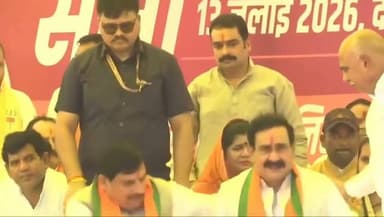 उपचुनाव दतिया
नामांकन सभा में मंच पर रो पड़े पूर्व गृह मंत्री नरोत्तम मिश्रा..
भारी आवाज में बोले- आशुतोष तिवारी को जिताने दतिया के एक-एक घर के सामने शीश नवाऊंगा, वीडियो हुआ वायरल, पीछे बैठी इमारती देवी ठहाके लगाकर हंसी