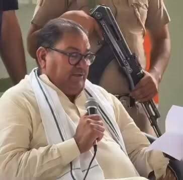 "पैसा इब भी मैं देयू, वोट थे देयो भरते ने?"
ऐलनाबाद हलके के दौरे के दौरान इनेलो सुप्रीमो अभय सिंह चौटाला का हरियाणवी अंदाज चर्चा में रहा।
जनता से सीधे संवाद करते हुए उन्होंने कहा—
"पैसा इब भी मैं देयू, वोट थे देयो भरते ने?"
उनका यह बयान अब राजनीतिक गलियारों के साथ-साथ सोशल मीडिया पर भी खूब सुर्खियां बटोर रहा है।
#AbhayChautala #INLD #Ellenabad #HaryanaPolitics #Sirsa #HaryanviStyle