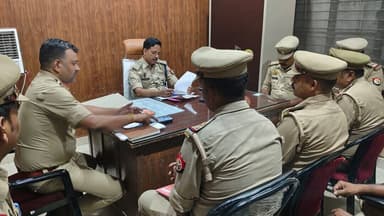 क्षेत्राधिकारी कसया श्री अजय कुमार सिंह द्वारा थाना कोतवाली हाटा पर लंबित विवेचनाओं के विवेचकों का अर्दली रूम किया गया। इस दौरान विवेचनाओं की समीक्षा की गई तथा लंबित अभियोगों के शीघ्र निस्तारण हेतु आवश्यक निर्देश दिए गए। #uppolice https://t.co/lHE8lEaKrh