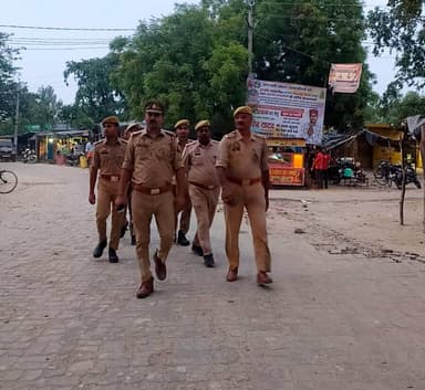 #SitapurPolice थाना अटरिया पुलिस द्वारा अपराध नियंत्रण, शांति/सुरक्षा एवं कानून व्यवस्था तथा जनमानस में सुरक्षा की भावना बनाये रखने हेतु मुख्य मार्गों, बाजारों एवं भीड़-भाड़ वाले स्थानों पर पैदल गश्त की जा रही है।
#UPPolice #Footpatrolling
@Igrangelucknow https://t.co/REoDGRb33L