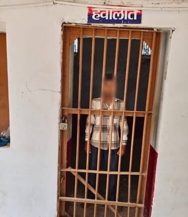 #SitapurPolice सोशल मीडिया पर अवैध तमंचे के साथ फोटो/वीडियो वायरल करने वाले युवक को अवैध शस्त्र व कारतूस के साथ गिरफ्तार कर चालान मा0 न्यायालय किया गया।
#UPPolice #SafeSitapur #BehindBars #NoMoreCrime
@Igrangelucknow https://t.co/8bclh4GcYn
