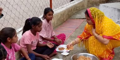 बल्देवगढ़: बल्देवगढ़ नगर में हरदौल मंदिर प्रांगण में किया गया कन्या भोज का आयोजन अधिक संख्या में शामिल हुई कन्या
