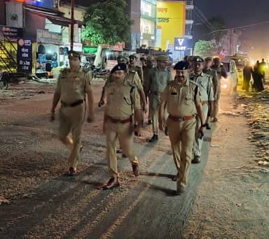 शांति, सुरक्षा एवं कानून व्यवस्था के दृष्टिगत #AddlSP_अमेठी द्वारा पुलिस बल के साथ कस्बा जगदीशपुर में पैदल गश्त की गई तथा स्थानीय लोगों व दुकानदारों से वार्ता कर सुरक्षा का भरोसा दिया गया। गश्त के दौरान संदिग्ध व्यक्तियों एवं वाहनों की चेकिंग की गई। #amethipolice
#FootPatrolling https://t.co/lTRhxOs36o