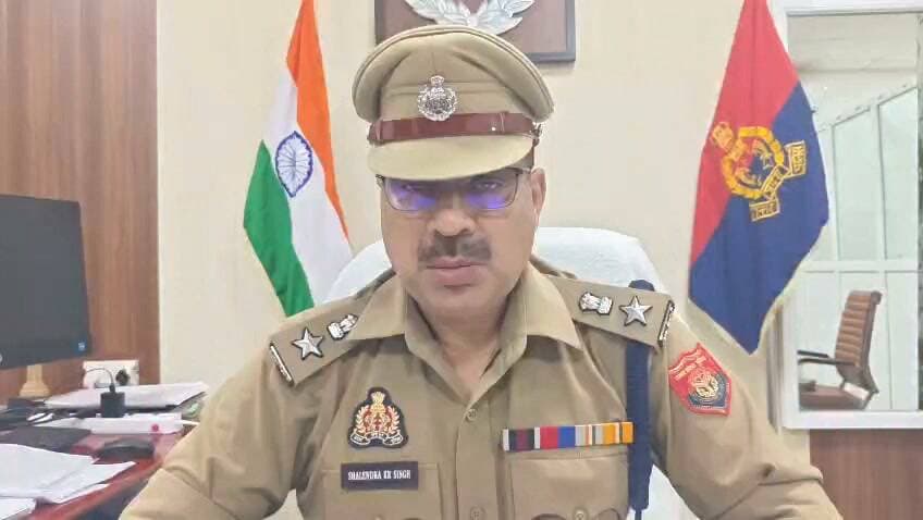 ग्रेटर नोएडा: 12 जुलाई 2026 को थाना सूरजपुर क्षेत्र में क्राउन प्लाजा के पीछे एक अज्ञात व्यक्ति का शव मिला। सूचना पर पहुंची पुलिस ने पहचान कराने का प्रयास किया, लेकिन शिनाख्त नहीं हो सकी। शव को पोस्टमार्टम के लिए भेज दिया गया है। पुलिस पहचान के प्रयास में जुटी है। पुलिस ने स्पष्ट किया कि शव के लहूलुहान होने की सूचना पूरी तरह असत्य और निराधार है।
#GreaterNoida #SurajpurPolice #Surajpur #NoidaPolice #UnknownBody #PoliceUpdate #FactCheck #GautamBuddhNagar #NCRNews #BreakingNews