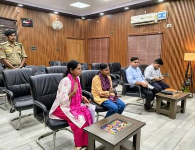सभी सरकारी कार्यालयों में आयोजित हुई जनसुनवाई, जिला पदाधिकारी ने सुनीं 26 शिकायतें।
बिहार सरकार के सात निश्चय-3 के सातवें निश्चय "सबका सम्मान-जीवन आसान (Ease of Living)" के अंतर्गत आम नागरिकों के दैनिक जीवन को सरल, सहज एवं सम्मानजनक बनाने के उद्देश्य से प्रत्येक सोमवार एवं शुक्रवार को जिले के सभी सरकारी कार्यालयों में जनसुनवाई का आयोजन किया जा रहा है। इसी क्रम में जिला पदाधिकारी, नवादा श्री रवि प्रकाश के निर्देशानुसार आज जिले के सभी ग्राम पंचायत, थाना, अंचल, प्रखंड, अनुमंडल एवं जिला स्तरीय सरकारी कार्यालयों में जनसुनवाई आयोजित की गई।
जिला स्तरीय जनसुनवाई का आयोजन जिला पदाधिकारी श्री रवि प्रकाश की अध्यक्षता में उनके कार्यालय प्रकोष्ठ में किया गया। जनसुनवाई के दौरान जिले के विभिन्न क्षेत्रों से आए नागरिकों द्वारा कुल 26 शिकायतें एवं आवेदन प्रस्तुत किए गए। जिला पदाधिकारी ने सभी मामलों को गंभीरतापूर्वक सुना तथा कई शिकायतों का ऑन-द-स्पॉट निष्पादन किया। शेष मामलों को आवश्यक जांच एवं नियमानुसार कार्रवाई हेतु संबंधित विभागीय पदाधिकारियों को अग्रसारित किया गया।
जनसुनवाई के दौरान थाना रोह अंतर्गत ग्राम बारा पाण्डेय निवासी रामचन्द्र पंडित द्वारा रास्ता अवरुद्ध किए जाने से संबंधित, थाना वारिसलीगंज अंतर्गत ग्राम हाजीपुर निवासी सुन्दर प्रसाद द्वारा ट्यूबवेल लगवाने से संबंधित, थाना रजौली अंतर्गत ग्राम धमनी निवासी नीतू देवी द्वारा प्रधानमंत्री आवास योजना से संबंधित तथा थाना नवादा सदर अंतर्गत प्रसाद बिगहा निवासी टींकू कुमारी द्वारा एफडी (Fixed Deposit) तुड़वाने से संबंधित आवेदन प्रस्तुत किए गए। इसके अतिरिक्त अन्य परिवादियों द्वारा भी विभिन्न प्रकार की शिकायतें एवं समस्याएं जनसुनवाई में रखी गईं।
जिला पदाधिकारी ने संबंधित अधिकारियों को निर्देश दिया कि प्राप्त सभी शिकायतों एवं आवेदनों का समयबद्ध, पारदर्शी एवं नियमानुसार निष्पादन सुनिश्चित किया जाए, ताकि आम नागरिकों को त्वरित एवं प्रभावी समाधान उपलब्ध कराया जा सके।
इसी क्रम में नवादा सदर एवं रजौली अनुमंडल कार्यालयों सहित जिले के सभी ग्राम पंचायत, थाना, अंचल, प्रखंड, अनुमंडल एवं जिला स्तरीय कार्यालयों में भी जनसुनवाई का आयोजन किया गया। इस दौरान आमजनों की समस्याओं को सुनकर उनके समाधान हेतु आवश्यक कार्रवाई की गई तथा संबंधित पदाधिकारियों को आवश्यक निर्देश दिए गए।
नवादा से राकेश कुमार चन्दन की रिपोर्ट !