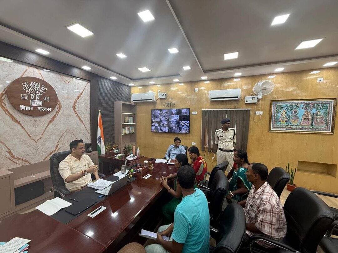 दिनांक 13.07.2026 को सबका सम्मान जीवन आसान (ईज़ ऑफ लिविंग) अंतर्गत सेवा संवाद समाधान कार्यक्रम में आम जनों से संवाद कर उनकी शिकायत, सुझाव सुनते हुए जिला पदाधिकारी श्री आनंद शर्मा। https://t.co/qzRjOdEG3y