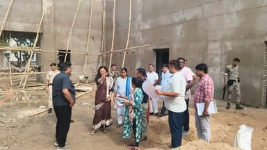 निर्माणाधीन सभागार भवन का जिला पदाधिकारी ने किया निरीक्षण, 31 अक्टूबर तक सभी कार्य गुणवत्तापूर्ण ढंग से पूर्ण करने का निर्देश
जहानाबाद। 13 जुलाई 2026 को जिला पदाधिकारी छिरिड़ वाई भूटिया ने पुराना समाहरणालय परिसर, महलहचक स्थित निर्माणाधीन सभागार भवन एवं उससे संबंधित निर्माण कार्यों का स्थल निरीक्षण किया। निरीक्षण के दौरान भवन निर्माण विभाग के अभियंताओं ने निर्माण कार्य की अद्यतन प्रगति की जानकारी दी।
निरीक्षण के क्रम में जिला पदाधिकारी ने सभागार परिसर में रूफ ट्रस (Roof Truss) निर्माण, बाउंड्री वॉल, शौचालय, विद्युत व्यवस्था, चेंजिंग रूम, पेयजल, परिसर विकास तथा अन्य सहायक अधोसंरचना से संबंधित कार्यों की समीक्षा की। साथ ही निर्माण कार्य में प्रयुक्त सामग्रियों की गुणवत्ता एवं संरचनात्मक मानकों का निरीक्षण किया। उन्होंने निर्देश दिया कि निर्माण कार्य के प्रत्येक चरण में गुणवत्ता मानकों का पूर्ण रूप से पालन सुनिश्चित किया जाए।
जिला पदाधिकारी ने भवन निर्माण विभाग के कार्यपालक अभियंता को सभागार भवन के विभागीय 3-डी डिजाइन (3D Design) की प्रस्तुति देने का निर्देश दिया, ताकि निर्माण की अंतिम रूपरेखा एवं आंतरिक सुविधाओं की समुचित समीक्षा की जा सके।
निरीक्षण के अंत में जिला पदाधिकारी ने भवन निर्माण विभाग एवं कार्यदायी एजेंसी को निर्माण कार्य में तेजी लाते हुए 31 अक्टूबर 2026 तक सभागार भवन तथा उससे संबंधित सभी कार्यों को गुणवत्तापूर्ण ढंग से पूर्ण करने का निर्देश दिया। उन्होंने विभागीय अधिकारियों को नियमित अनुश्रवण करते हुए निर्धारित समय-सीमा एवं गुणवत्ता मानकों का शत-प्रतिशत अनुपालन सुनिश्चित कराने को कहा।
