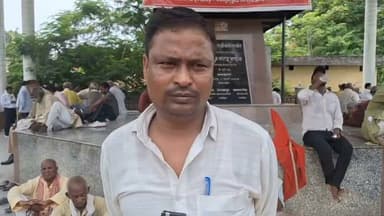 गाजीपुर में विभिन्न वामपंथी दलों के कार्यकर्ताओं ने आज सरजू पाण्डेय पार्क में विरोध प्रदर्शन किया। उन्होंने लोकतांत्रिक अधिकारों पर हमले, बुलडोजर कार्रवाई और जन आंदोलनों के दमन का आरोप लगाते हुए प्रशासन के माध्यम से राज्य सरकार को एक ज्ञापन सौंपा।
ज्ञापन में प्रदेश सरकार की नीतियों पर सवाल उठाते हुए कहा गया कि उत्तर प्रदेश में राजनीतिक अधिकारों के प्रयोग, शांतिपूर्ण प्रदर्शन और जन आंदोलनों को लेकर प्रतिबंधात्मक माहौल बनाया जा रहा है। इसमें नेताओं और सामाजिक कार्यकर्ताओं को नजरबंद करने, हाउस अरेस्ट करने तथा विभिन्न मामलों में मुकदमे दर्ज करने जैसी घटनाओं पर चिंता व्यक्त की गई। साथ ही दलितों, आदिवासियों और अल्पसंख्यकों के खिलाफ कथित उत्पीड़न और बुलडोजर कार्रवाई का भी विरोध किया गया।
वामपंथी दलों ने मेरठ के ललिता गौतम हत्याकांड, नीट पेपर लीक मामले तथा अयोध्या चंदा चोरी प्रकरण की निष्पक्ष जांच और दोषियों के खिलाफ कड़ी कार्रवाई की मांग की। इसके अलावा, जन आंदोलनों में गिरफ्तार मजदूरों, सामाजिक कार्यकर्ताओं और बुद्धिजीवियों की रिहाई तथा उनके खिलाफ दर्ज मुकदमों की वापसी की भी मांग उठाई गई।
बाईट-योगेंद्र भारती,प्रदर्शनकारी