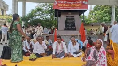 गाजीपुर में विभिन्न वामपंथी दलों के कार्यकर्ताओं ने आज सरजू पाण्डेय पार्क में विरोध प्रदर्शन किया। उन्होंने लोकतांत्रिक अधिकारों पर हमले, बुलडोजर कार्रवाई और जन आंदोलनों के दमन का आरोप लगाते हुए प्रशासन के माध्यम से राज्य सरकार को एक ज्ञापन सौंपा।
ज्ञापन में प्रदेश सरकार की नीतियों पर सवाल उठाते हुए कहा गया कि उत्तर प्रदेश में राजनीतिक अधिकारों के प्रयोग, शांतिपूर्ण प्रदर्शन और जन आंदोलनों को लेकर प्रतिबंधात्मक माहौल बनाया जा रहा है। इसमें नेताओं और सामाजिक कार्यकर्ताओं को नजरबंद करने, हाउस अरेस्ट करने तथा विभिन्न मामलों में मुकदमे दर्ज करने जैसी घटनाओं पर चिंता व्यक्त की गई। साथ ही दलितों, आदिवासियों और अल्पसंख्यकों के खिलाफ कथित उत्पीड़न और बुलडोजर कार्रवाई का भी विरोध किया गया।
वामपंथी दलों ने मेरठ के ललिता गौतम हत्याकांड, नीट पेपर लीक मामले तथा अयोध्या चंदा चोरी प्रकरण की निष्पक्ष जांच और दोषियों के खिलाफ कड़ी कार्रवाई की मांग की। इसके अलावा, जन आंदोलनों में गिरफ्तार मजदूरों, सामाजिक कार्यकर्ताओं और बुद्धिजीवियों की रिहाई तथा उनके खिलाफ दर्ज मुकदमों की वापसी की भी मांग उठाई गई।
बाईट-योगेंद्र भारती,प्रदर्शनकारी