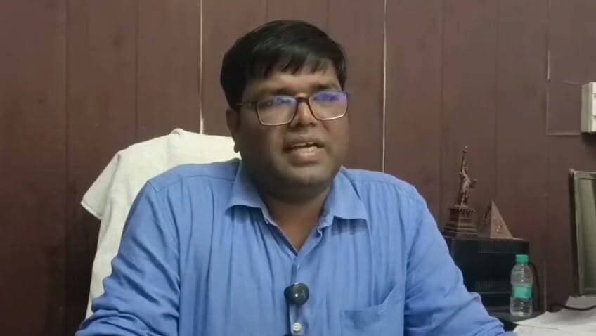 #गाजीपुर।
किसान सभा के बैनर तले किसानों का प्रदर्शन।
18 सूत्रीय मांगों को लेकर विकास भवन पर प्रदर्शन।
जिला कृषि अधिकारी को सौंपा ज्ञापन।
#BreakingNews #GhazipurNews #bharatnews61