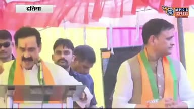 मंच पर छलका पूर्व गृह मंत्री नरोत्तम मिश्रा का दर्द, भावुक होकर रो पड़े
दतिया। मध्य प्रदेश के पूर्व गृह मंत्री डॉ. नरोत्तम मिश्रा एक सार्वजनिक कार्यक्रम के दौरान भावुक होकर रो पड़े। टिकट कटने के बाद पहली बार मंच से उनकी पीड़ा खुलकर सामने आई। कार्यक्रम में मौजूद भाजपा के वरिष्ठ नेताओं ने उन्हें ढांढस बंधाया। इस दौरान पूर्व मंत्री इमरती देवी की मौजूदगी भी चर्चा का विषय रही। राजनीतिक हलकों में लंबे समय से नरोत्तम मिश्रा और इमरती देवी के बीच मतभेदों की चर्चा होती रही है। दतिया उपचुनाव में हार के बाद इमरती देवी कई बार सार्वजनिक रूप से नरोत्तम मिश्रा को जिम्मेदार ठहरा चुकी हैं। राजनीतिक विश्लेषकों का मानना है कि यदि दतिया उपचुनाव में भाजपा प्रत्याशी आशुतोष तिवारी जीतते हैं तो जिले की राजनीति में नए समीकरण बनेंगे, जबकि हार की स्थिति में इसकी जिम्मेदारी को लेकर भी सवाल उठ सकते हैं। मंच पर नरोत्तम मिश्रा का भावुक होना प्रदेश की राजनीति में चर्चा का विषय बना हुआ है।