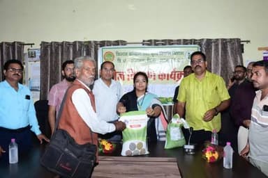 राज्यमंत्री श्रीमती Pratima Bagri द्वारा सोमवार को जनपद पंचायत सोहावल में किसानों को खरीफ फसल के लिए उन्नत एवं गुणवत्तापूर्ण बीजों का वितरण किया गया।कार्यक्रम में क्षेत्रीय किसान,जनप्रतिनिधि एवं कृषि विभाग के अधिकारी उपस्थित रहे।
#JansamparkMP
Chief Minister, MP
Dr Mohan Yadav