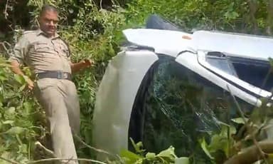 संकट की घड़ी में चम्पावत पुलिस का मानवीय चेहरा, खाई में गिरे घायलों का सुरक्षित पहुंचाया अस्पताल https://champawatkhabar.com/the-human-face-of-champawat-police-in-the-hour-of-crisis-injured-people-who-fell-in-the-ditch-were-safely-taken-to-the-hospital/