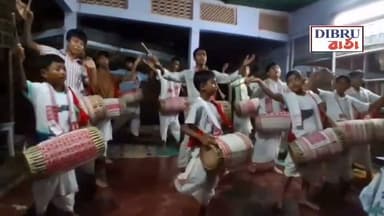 ডিবৰু লোক সাংস্কৃতিক কেন্দ্ৰৰ গ্ৰীষ্মকালীন লোকবাদ্য প্ৰশিক্ষণ। প্ৰসিদ্ধ ঢোলৰ ওজা প্ৰবিত্ৰ মাধৱ শইকীয়া, বিশিষ্ট বাদ্যযন্ত্ৰী ভদ্ৰ কান্ত দাস, লোক বাদ্য সাধক জিতেন দাসৰ অংশগ্ৰহণ।
#CulturalHeritage
#jitendas