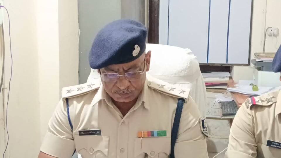 पटना जिले के मनेर थाना क्षेत्र अंतर्गत महादेव स्थान के पास होटल में देह व्यापार धंधे के मामले में पुलिस ने छापेमारी कर किया करवाई, होटल संचालक समेत 3 गिरफ्तार, एक नाबालिग लड़की को पुलिस ने की रेस्क्यू, दानापुर डीएसपी (2) अमरेंद्र कुमार झा ने प्रेस कॉन्फ्रेंस कर दी जानकारी। #patnapolice #danapurdsp #PressConference #Sexracket #Case #manerthana