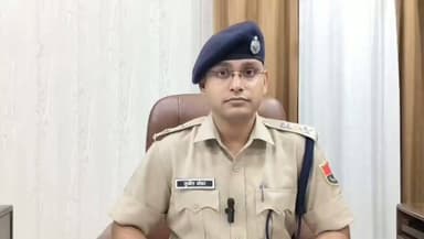 🚨 *ब्रेकिंग | इंस्टाग्राम से खरीदे जाली नोट, कोटा में खपाने आया युवक गिरफ्तार*
कोटा ग्रामीण पुलिस ने जाली नोटों के खिलाफ बड़ी कार्रवाई करते हुए मध्यप्रदेश के एक युवक को ₹59,300 के नकली नोटों के साथ गिरफ्तार किया है। आरोपी के पास से ₹200 और ₹100 के कुल 308 जाली नोट बरामद हुए हैं।
पुलिस अधीक्षक सुजीत शंकर ने बताया कि अवैध गतिविधियों के खिलाफ चलाए जा रहे विशेष अभियान के तहत अतिरिक्त पुलिस अधीक्षक रामकल्याण मीणा, डीएसपी नरेन्द्र जैन और एसआई रामप्रकाश के नेतृत्व में गठित टीम ने यह कार्रवाई की।
पुलिस को सूचना मिली थी कि छबड़ा रोड स्थित एसबीआई बैंक के पास एमपी नंबर की बाइक और बैग के साथ एक संदिग्ध युवक घूम रहा है। मौके पर पहुंची पुलिस ने युवक को हिरासत में लेकर तलाशी ली, जिसमें बैग से ₹59,300 के जाली नोट बरामद हुए।
गिरफ्तार आरोपी की पहचान आनंद कुशवाह (38) निवासी पिपरोदा खुर्द, गुना कैंट (मध्यप्रदेश) के रूप में हुई है। पूछताछ में आरोपी ने खुलासा किया कि उसने इंस्टाग्राम पर बने परिचित 'रवि' से ₹20,000 में ये नकली नोट खरीदे थे और उन्हें स्थानीय दुकानों पर चलाने के इरादे से कोटा आया था।
पुलिस ने आरोपी को गिरफ्तार कर सभी जाली नोट जब्त कर लिए हैं। मामले की जांच जारी है। साथ ही इंस्टाग्राम के जरिए जाली नोटों की सप्लाई करने वाले नेटवर्क की भी तलाश की जा रही है।
#KotaPolice #KotaNews #RajasthanNews #FakeCurrency #CrimeNews #Kota #Rajasthan #BreakingNews